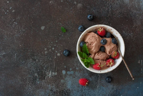 Шоколадное Мороженое Свежие Ягоды Фоне Гранж Камня Вид Сверху Копирование — стоковое фото