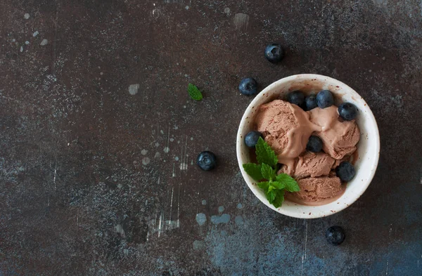 チョコレート アイス クリームと新鮮な果実にグランジ背景を石します 平面図です コピー スペース — ストック写真