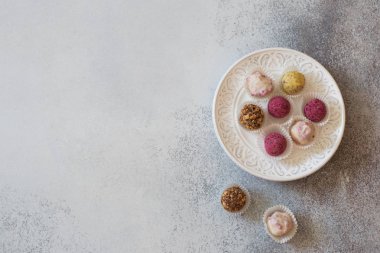 El yapımı çikolata grunge taş zemin üzerine çeşitli. Üstten görünüm. Kopya alanı