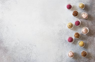 El yapımı çikolata grunge taş zemin üzerine çeşitli. Üstten görünüm. Kopya alanı