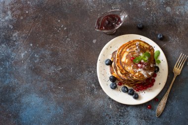 Krep ve grunge taş zemin üzerine taze çilek. Üstten görünüm. Kopya alanı