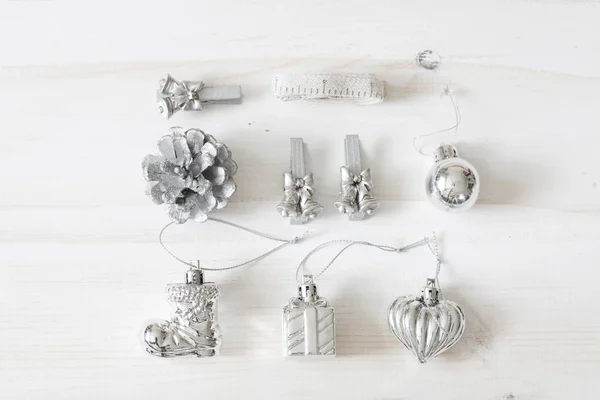 Set Kerst Zilveren Ornamenten Witte Houten Achtergrond Bovenaanzicht Kopiëren Van — Stockfoto