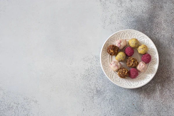 Handmade Assorti Chocolade Wit Bord Bovenaanzicht Kopiëren Van Ruimte — Stockfoto