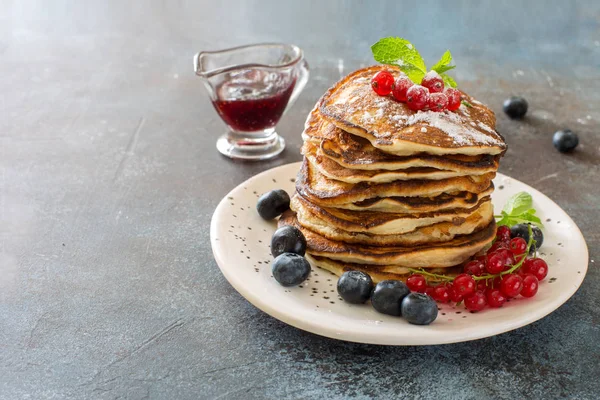 Pfannkuchen Und Frische Beeren Auf Grunge Steinhintergrund Nahaufnahme — Stockfoto