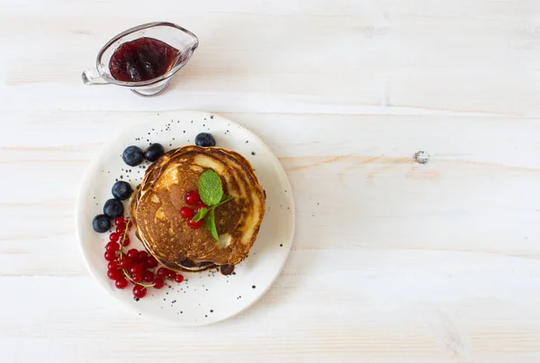 Pfannkuchen Und Frische Beeren Auf Weißem Holz Hintergrund Ansicht Von — Stockfoto