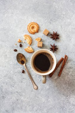 Siyah kahve cam, Yıldız anason, kahverengi şeker ve çerezleri gri taş zemin üzerine. Üstten görünüm