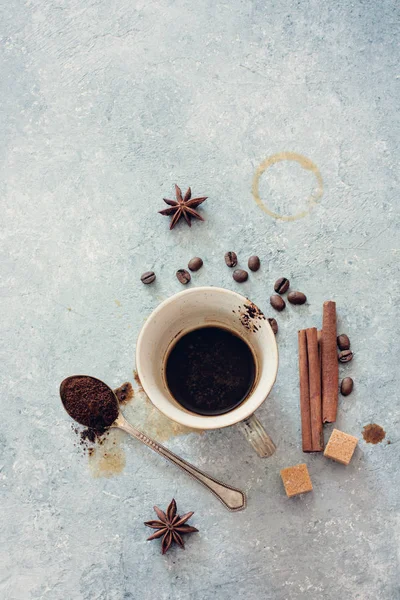 ブラック コーヒー コーヒー豆 ブラウン シュガーとシナモン石の背景の空のカップ トップ ビュー — ストック写真