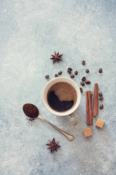 Tazza Caffè Nero Chicchi Caffè Zucchero Canna Cannella Sfondo Pietra — Foto Stock