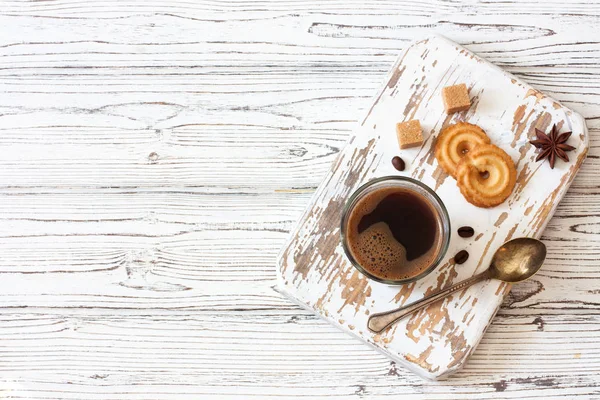 ガラスのブラック コーヒー コーヒー豆 ブラウン シュガー 白地にクッキー トップ ビュー — ストック写真