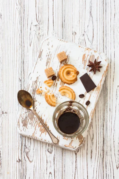 Copo Café Preto Grãos Café Açúcar Mascavo Biscoitos Fundo Madeira — Fotografia de Stock