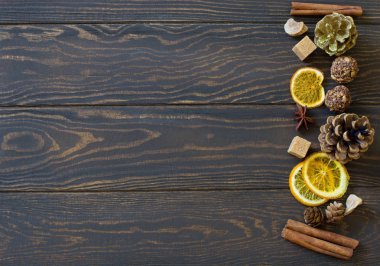 Çam kozalakları ve tatlılar ile ahşap Noel arka plan. Düz yatıyordu. Kopya alanı