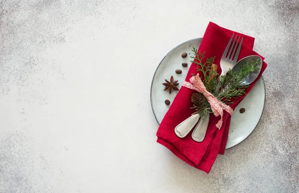 Karácsony Hely Beállítása Étkészlet Örökzöld Gallyak Kúp Fűszer Élelmiszer Koncepció — Stock Fotó