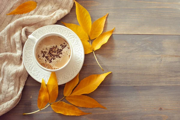 Tazza Caffè Con Latte Nella Soleggiata Giornata Autunnale Vestiti Caldi — Foto Stock