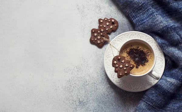 一杯のコーヒー チョコレート クッキー ニットのプルオーバーとクリスマスの背景 平面図です 領域をコピーします 選択と集中 — ストック写真