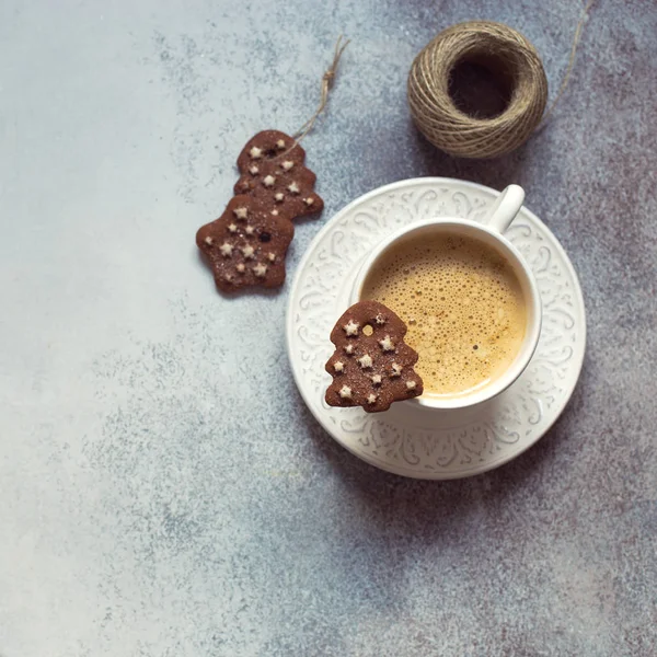 Φλιτζάνι Του Καφέ Σοκολάτας Μπισκότα Και Εκτύπωσης Ουρά Του Νήματος — Φωτογραφία Αρχείου