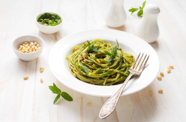 Fesleğen ve ıspanak soslu İtalyan makarnası.