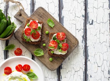 Krem peynirli sandviç, vişneli domates, bezelye ve fesleğen. Düz yatıyordu
