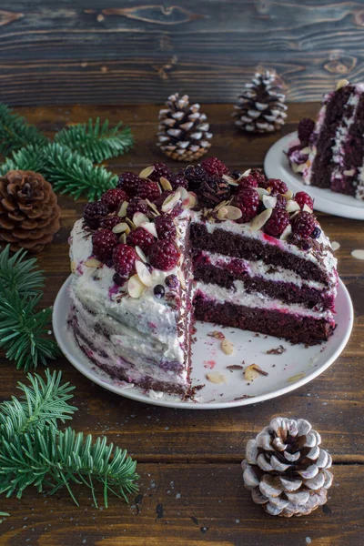 Böğürtlenli, badem gevrekli, kozalaklı ve köknar dallı ev yapımı çikolatalı pasta. Seçici odak