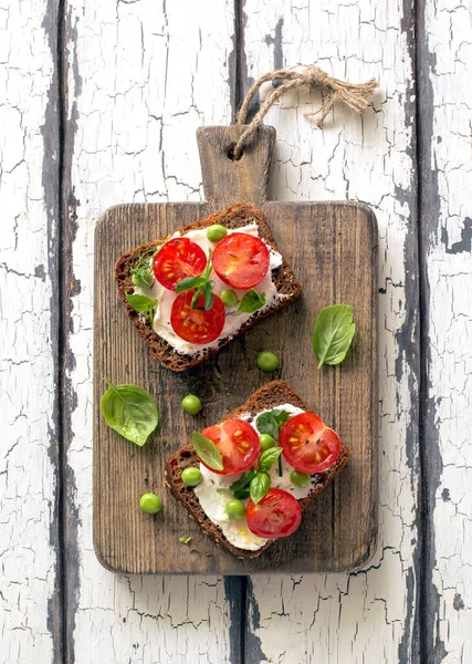 Open Sandwiches Cream Cheese Cherry Tomatoes Green Peas Basil Close — Stock Photo, Image