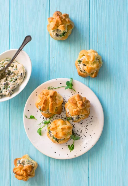 Profiteroles Farcies Fromage Crème Oignons Champignons Sur Fond Bleu Boisé — Photo