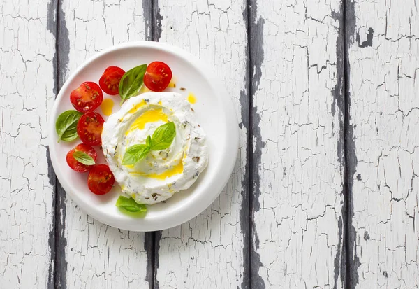 Hausgemachter Frischkäse Labneh Mit Kirschtomaten Basilikum Und Olivenöl Auf Weißem — Stockfoto