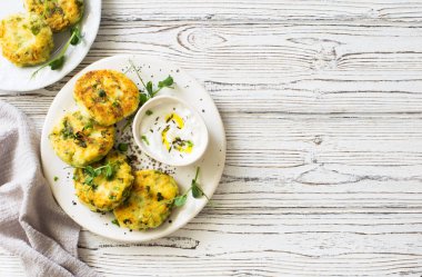 Beyaz tabakta ıspanaklı süzme peynir krepleri. Düz yatıyordu. Boşluğu kopyala