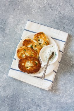 Süzme peynirli krep veya şurup ve yoğurt sosu.