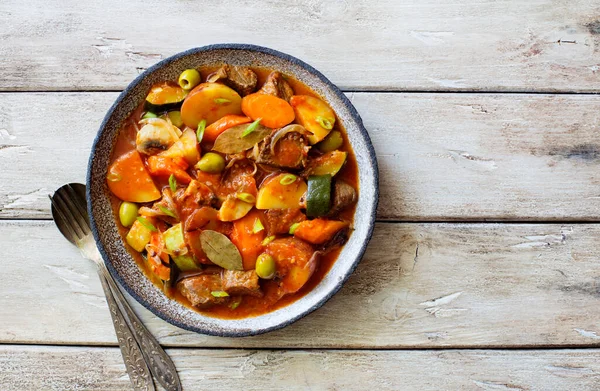 Beef Meat Vegetables Stew Plate Natural Wooden Table Flat Lay — Stock Photo, Image