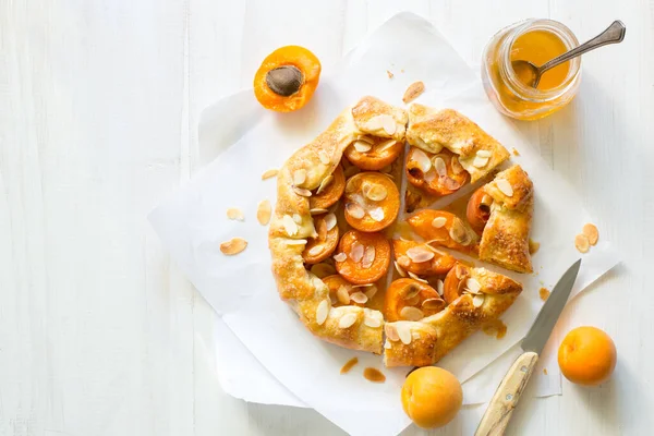 Tarta Casera Albaricoques Almendras Galette Sobre Fondo Madera Blanca Acostado — Foto de Stock