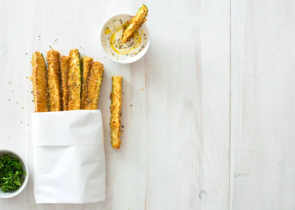 Croccanti Zucchine Cotte Con Parmigiano Pane Sbriciolato Fondo Legno Bianco — Foto Stock