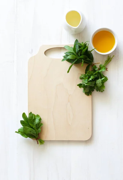 Empty Wooden Cutting Board Fresh Greens Olive Oil Lemon Juice — Stock Photo, Image