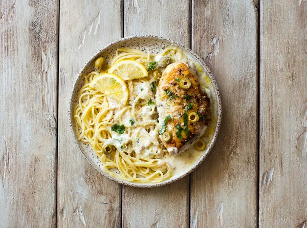 Spaghete Sos Cremos Lămâie Brânză Parmezan Piept Pui Prăjit Masă — Fotografie, imagine de stoc