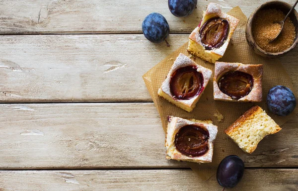 Stücke Von Pflaumen Rustikalen Kuchen Auf Natürlichem Holzgrund Flach Lag — Stockfoto