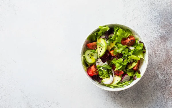Frische Grüne Blätter Tomaten Avocado Und Gurkensalat Weißer Schüssel Nahaufnahme — Stockfoto