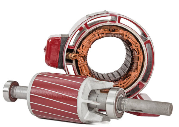 Ротор и статор электродвигателя, изолированный на белом фоне
