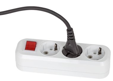 Kırmızı için birkaç elektrikli ev aletleri, beyaz arka plan üzerinde izole eşzamanlı geçmek için anahtarlama ile beyaz elektrik splitter