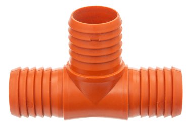 Tee bağlantı beyaz arka plan üzerinde izole su sisteminde şube için su boruları montaja plastikten yapılmış