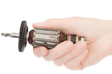 Hasarlı elektrik motorlu çapa, beyaz arka plan üzerinde izole bir çift el tutar