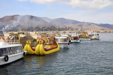 : Puno, Peru 24 Ekim 2018: Uros yüzen ada Lake Titicaca. Peru
