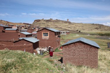 Sillustani, Peru 25 Ekim 2018: Kadınlara Puno bölgesinde küçük kasaba Sillustani. Onun önceden İnka mezarlığı ünlü yer. Peru