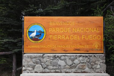 Ushuaia, Arjantin 02 Kasım 2018: Tierra del Fuego Milli Parkı girişindeki işareti. Ushuaia. Arjantin