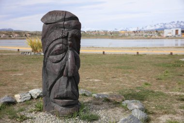 Ushuaia, Arjantin 01 Kasım 2018: Ushuaia Waterfront, ahşap heykel oyma. Arjantin