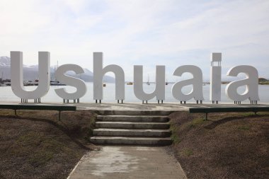 Ushuaia, Arjantin 03 Kasım 2018: Ushuaia dünyanın en güney kasabasında Waterfront tabelaya. Arjantin