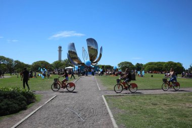 Buenos Aires, Arjantin - 4 Kasım 2018: Buenos Aires Birleşmiş Milletler Park. Arka planda Floralis Generica. Onun bir metal heykel Birleşmiş Milletler Park, açar ve kapatır, petal alan güneş ışınları.