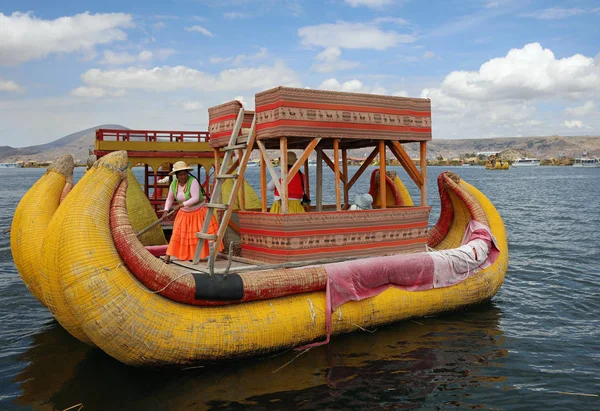 Puno Peru Oktober 2018 Schilfboot Mit Einheimischen Bewohnern Auf Den — Stockfoto