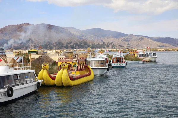 Puno Peru Ekim 2018 Uros Yüzen Ada Lake Titicaca Peru — Stok fotoğraf