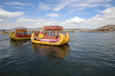 : Puno, Peru 24 Ekim 2018: Yerli halkı Lake Titicaca Uros yüzen ada, Reed teknede. Peru