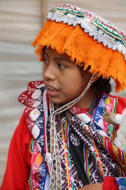 Pisac, Peru 20 Ekim 2018: Tanımlanamayan çocuğa Mirador Taray Pisac Peru yakınlarında. Mirador Taray İnka otoyol bakan kutsal vadi boyunca bir bakış açısı olduğunu.