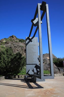 La Gomera, Ispanya 27 Şubat 2019: anıtın anma Anıtı, 1984 yılında ölen Insanlar, Gomera üzerinde büyük ateş ederken. San Sebastián ve Valle Gran Rey arasında yer alan The Viewpoint Mirador Roque Ojila 'da bulunmaktadır. Kanarya Adaları