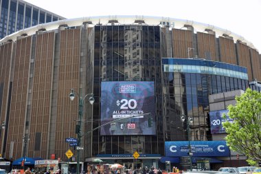 New York, Abd - 29 Nisan 2019: Madison Square Garden ve Pennsylvania İstasyonu, Manhattan'da kimliği belirsiz kişiler. New York şehri. Abd